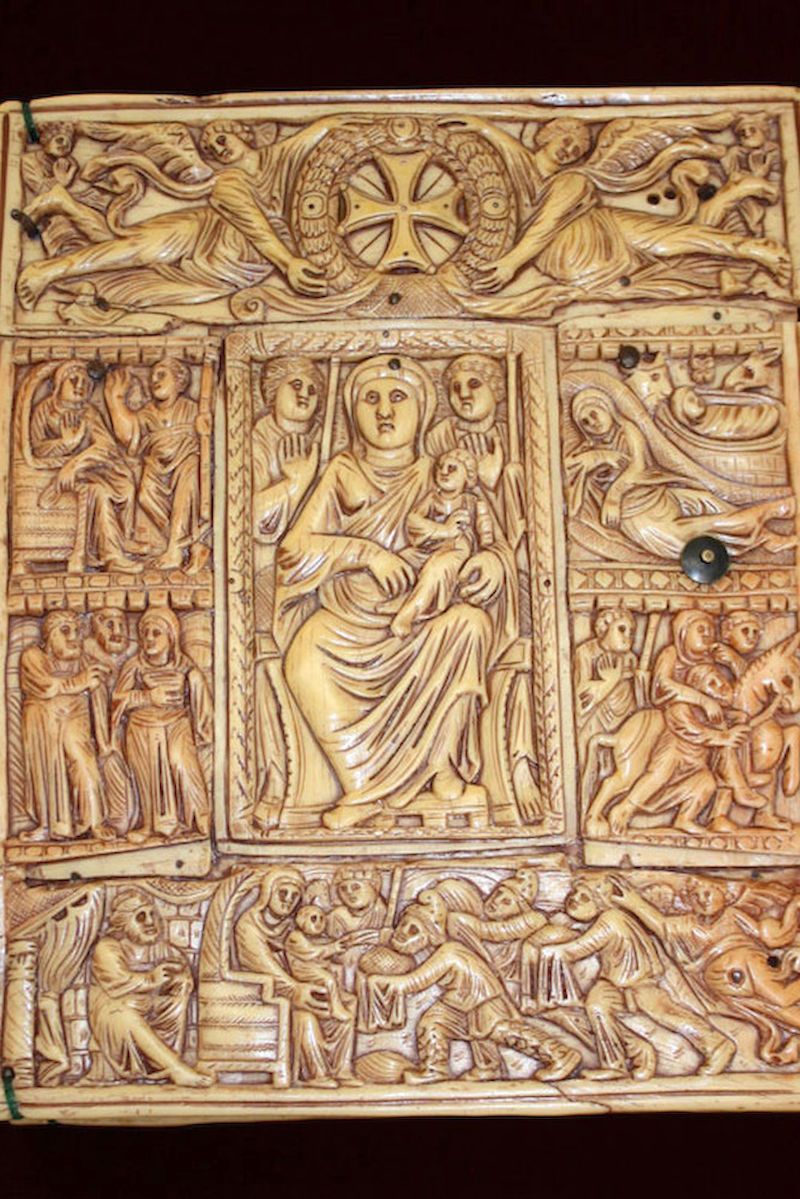 Ein Elfenbeindeckel schützt den Codex Edschmiatzin