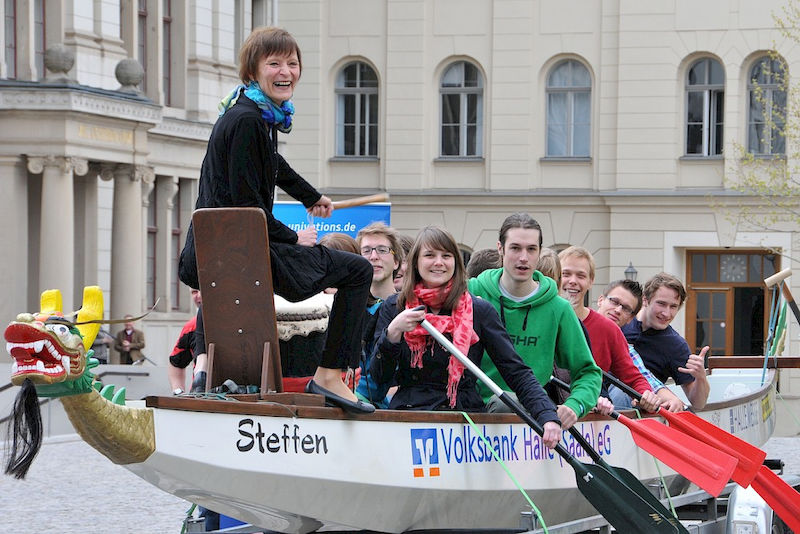 Prorektorin Prof. Dr. Gesine Foljanty-Jost wirbt für den 2. Halleschen Drachenboot Hochschulcup auf dem Uniplatz.