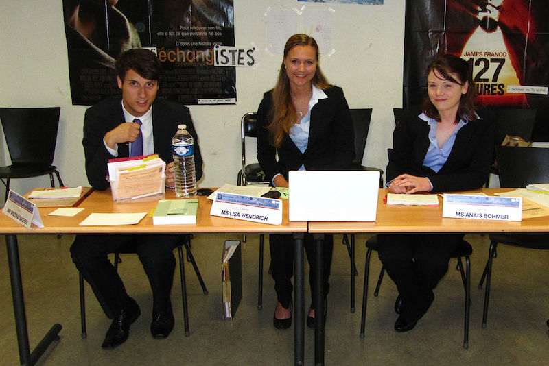 Vinzenz Sacher, Lisa Wendrich und Anais Böhmer bei der Weltmeisterschaft der Studenten im Welthandelsrecht.