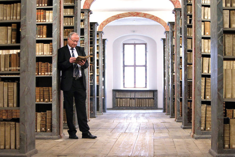 Was macht ein gutes Wissenschaftsgebäude aus? „Für einen historisch arbeitenden Geisteswissenschaftler ist das El Dorado dort, wo ein reichhaltiges Archiv ist“, sagt Rektor Udo Sträter, hier in der Kulissenbibliothek der Franckeschen Stiftungen.
