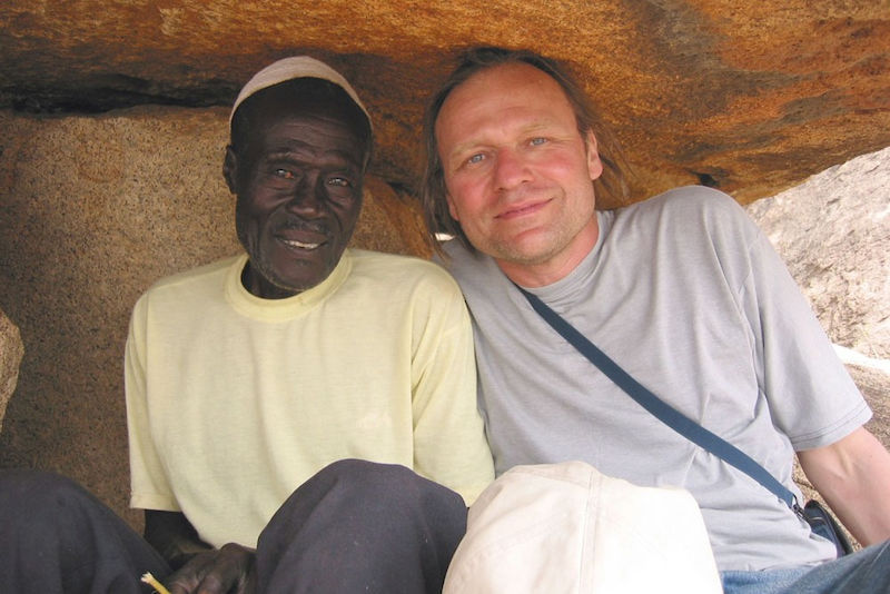 „Die meisten meiner Freunde im Sudan sind inzwischen zu Flüchtlingen geworden“, sagt der Ethnologe Richard Rottenburg, hier rechts zu sehen während eines Forschungsaufenthalts.