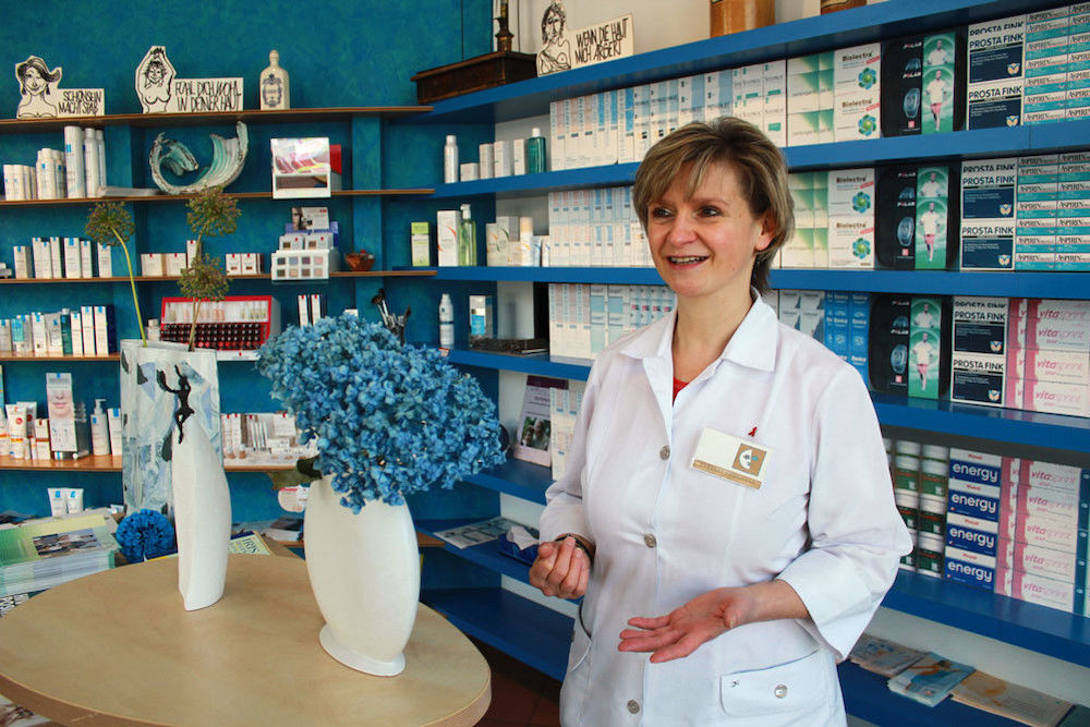 Barbara Langhans in ihrer Apotheke am Steintor.  
