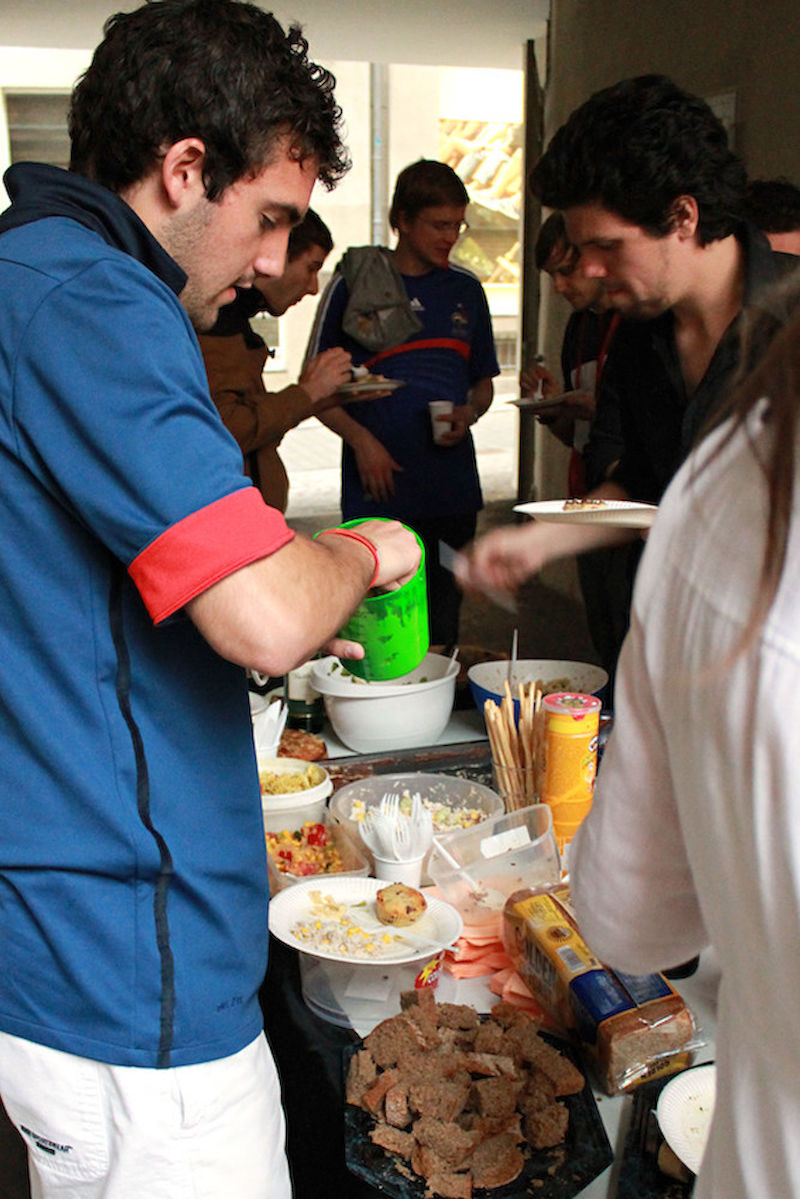 kulinarische Vielfalt zum togolesisch-deutsch-französischem Sommerfest am Institut für Romanistik