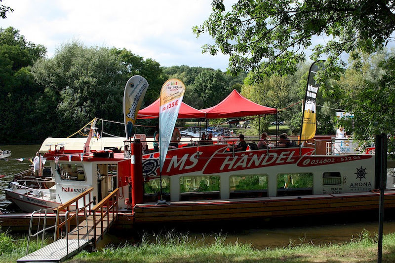 Willkommen an Bord: Die MS Händel am Riveufer war beim "Welcome Day" Anlaufpunkt für viele junge Menschen, die im Oktober an der MLU ihr Studium beginnen.