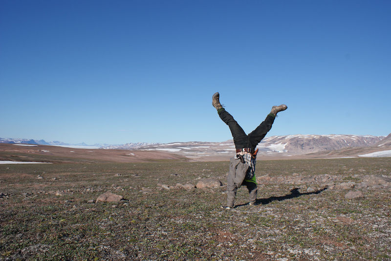 Handstand im Klitdal mit Blick auf den Carlsberg-Fjord
