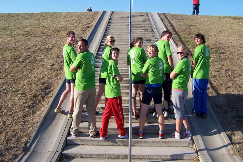 Die hallesche Rudermannschaft in grasgrünen T-Shirts