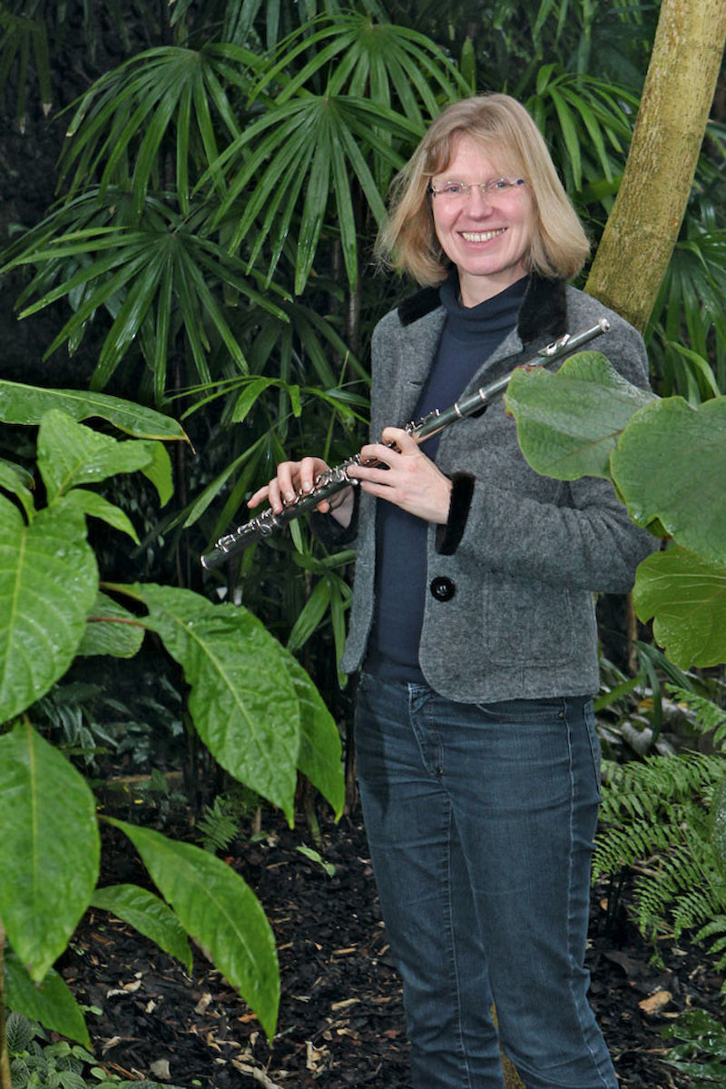 „Diese Musik macht einfach Spaß.“ Isabell Hensen mit ihrer Querflöte im großen Gewächshaus des Botanischen Gartens.