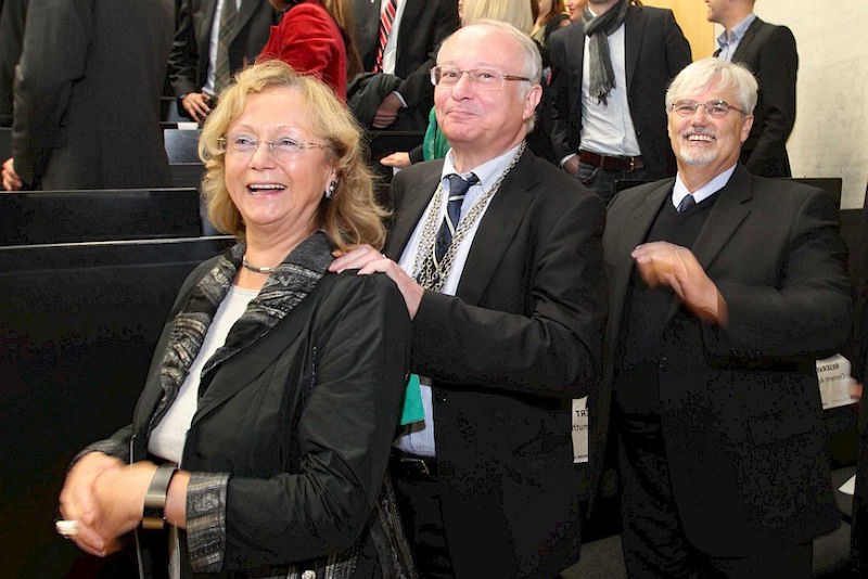 Rektor Udo Sträter massiert Oberbürgermeisterin Dagmar Szabados.