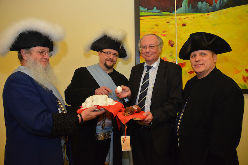 Die Halloren überreichten dem Rektor die traditionellen Neujahrsgeschenke.
