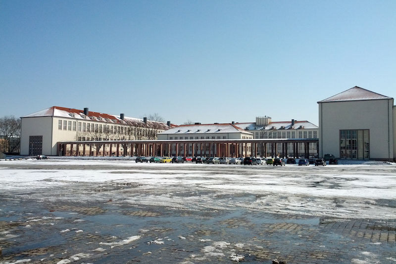 Der HIT findet nicht nur auf dem Uniplatz statt: Strahlend blauer Himmel auch auf dem Weg zur Führung durch die Physik- und Chemie-Labore am Weinberg Campus. 
