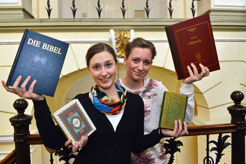 Bringen Religionen zusammen: Christin Wehe (r.) und Marie-Luise Gloger betreuen das Projekt.