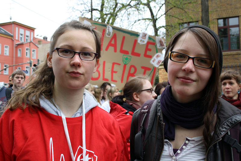 Luise und Hanna (r.) demonstrieren gegen Kürzungen an der Uni. 
