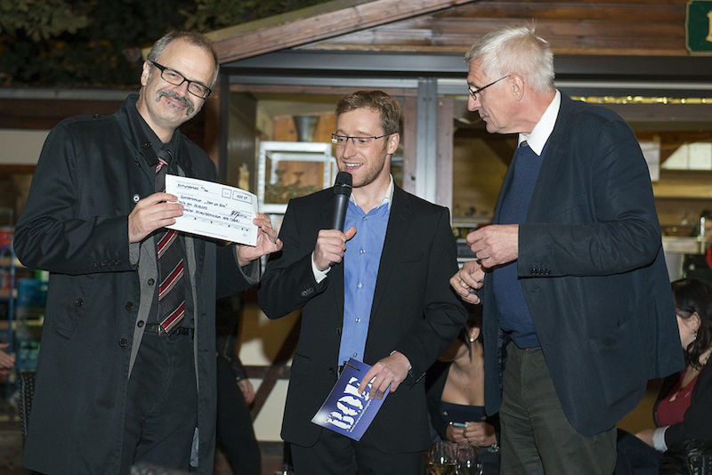 Hans-Ullrich Spannaus, Vorsitzender des Personalrats des Universitätsklinikums Halle, (rechts) überreichte eine Spende für die Zahnklinik an Dekan Prof. Dr. Michael Gekle.