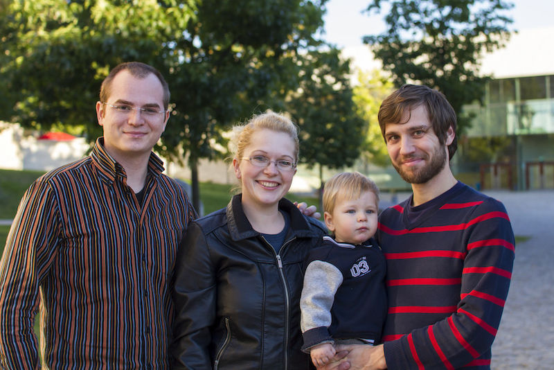 Sprachkursteilnehmer Giuseppe Gargiulo mit seiner Gastfamilie: Louise und Marco Schellenberg mit Sohn Carl