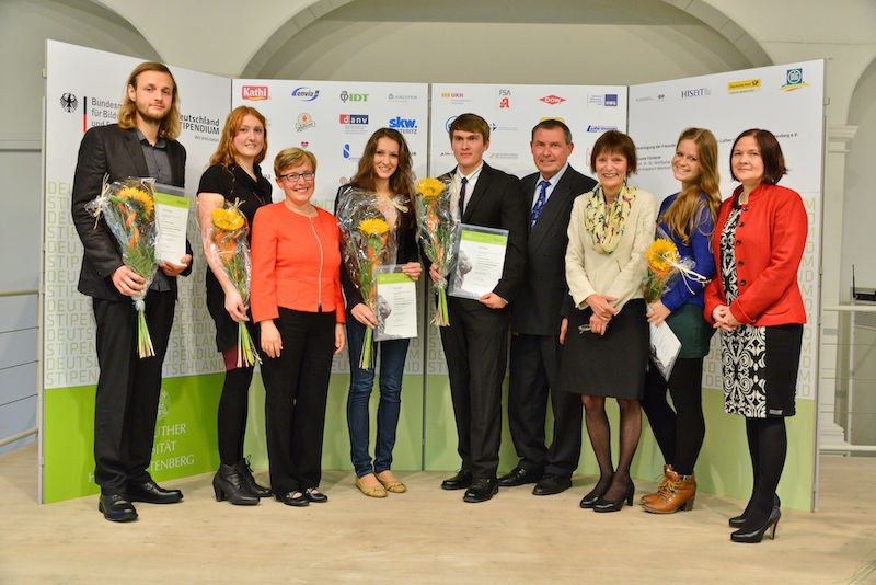 Vergabe von Deutschlandstipendien an Stipendiaten der Vereinigung der Freunde und Förderer der Universität (VFF), des Instituts für Unternehmensforschung und Unternehmensführung (ifu) und der Industrie- und Handelskammer Halle-Dessau (IHK)