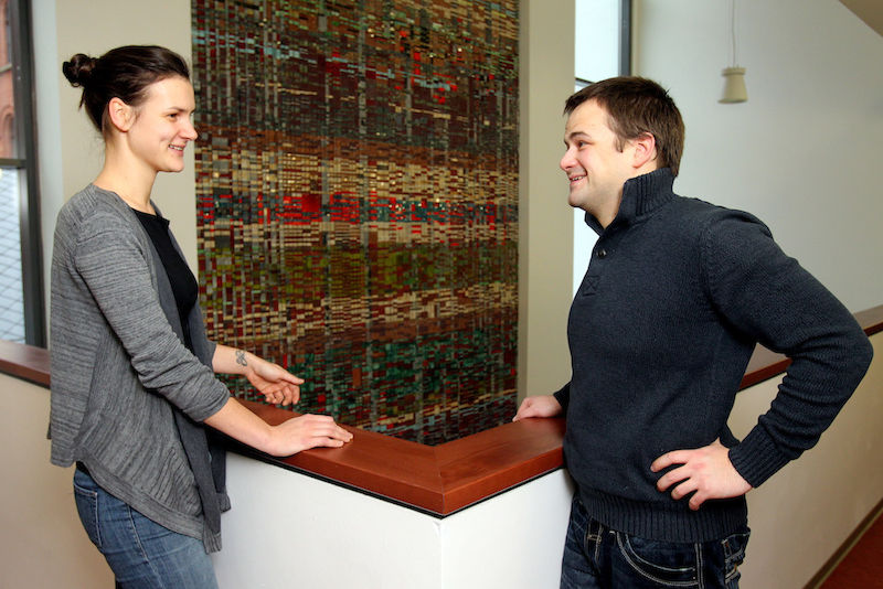 Franziska Friese und Robert Filipski vor ihrem Kunstwerk.