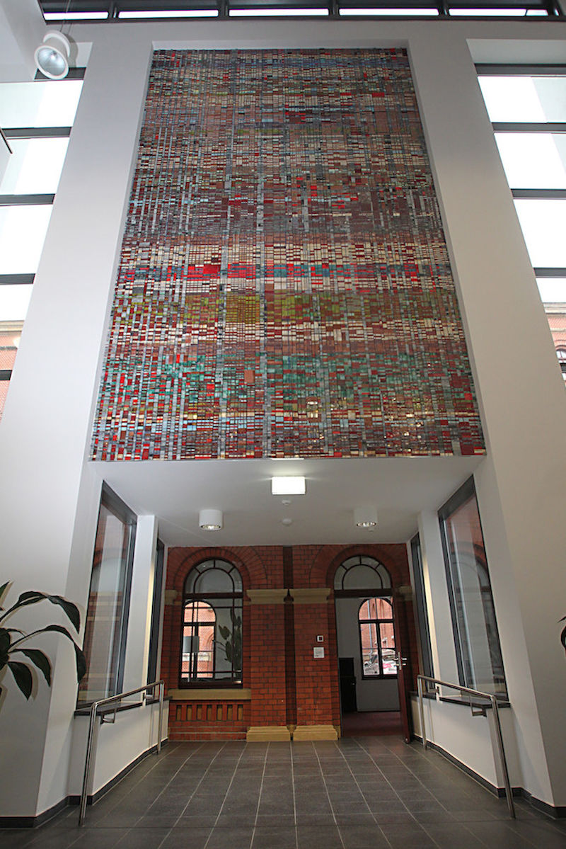 38.000 Mosaiksteine bilden das abstrakte Bild.