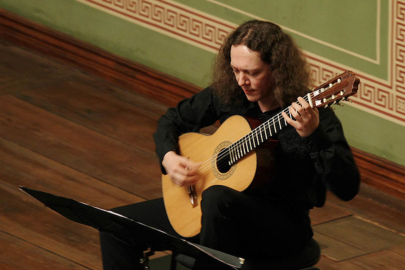 Der russische Gitarrist Dimitri Illarionov begeisterte das Publikum in der Reihe aula konzerte halle