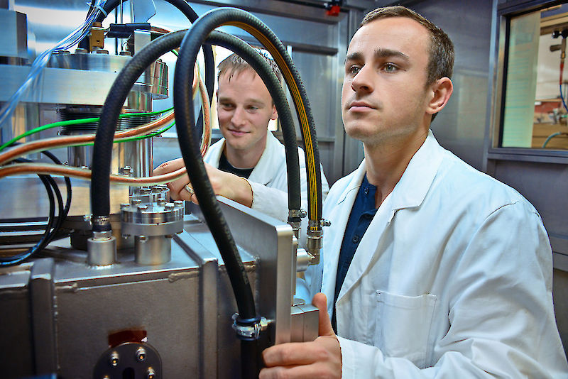 Enrico Jarzembowski und Stefan Hartnauer, beide Doktoranden, justieren den Röntgenapparat im Labor.