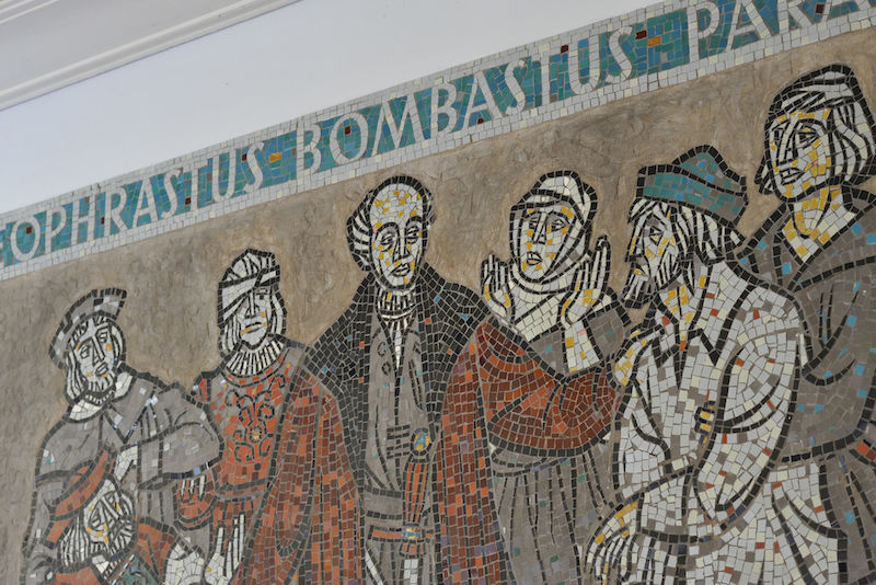 Das Wandbild besteht aus vielen bunten Mosaiksteinen. 