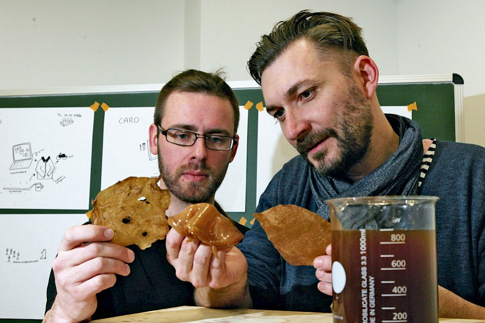 Wellnessgetränke oder Motorradjacke? Karl-Ludwig Kunze und Bernhard Schipper mit einer Kombucha-Kultur. Mehr zum Projekt: www.scobytec.de 