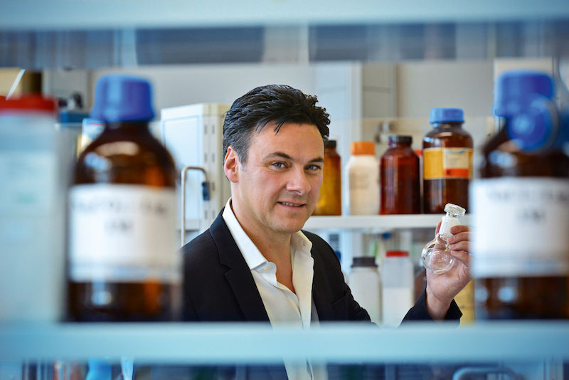 Pharmazie-Professor  Wolfgang Sippl erforscht, wie sich Erreger von Tropenkrankheiten ausschalten lassen.  