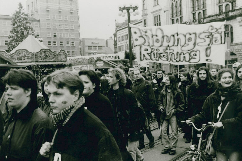 Ein Foto aus dem StuRa-Archiv: Mitte der neunziger Jahre demonstrierten Studierende auf dem halleschen Marktplatz für eine bessere Finanzierung von Bildung.