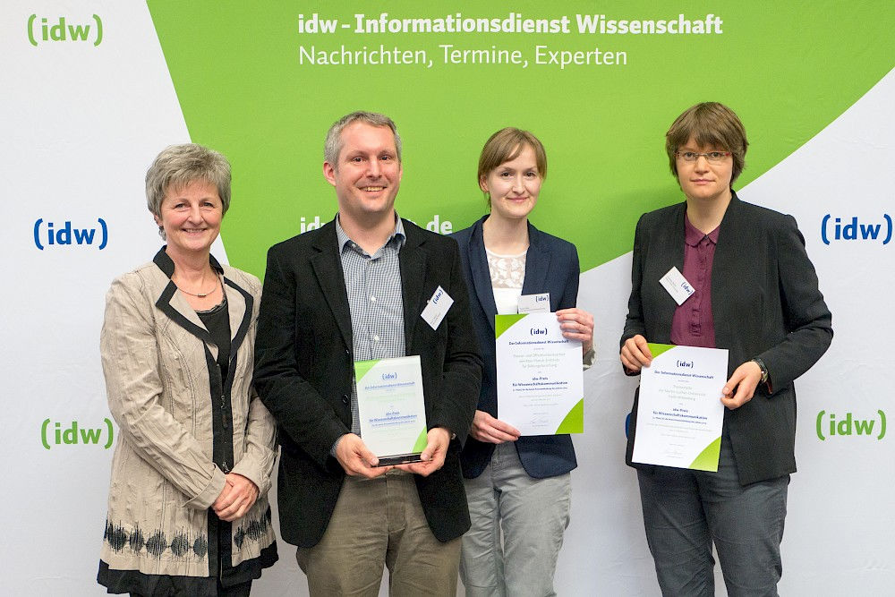 Von links nach rechts: idw-Vorstandssprecherin Dr.-Ing. Ines Schwarz überreichte die idw-Preise an Reto Caluori (Uni Basel), Nicole Siller (MPI für Bildungsforschung) und Corinna Bertz (MLU). 