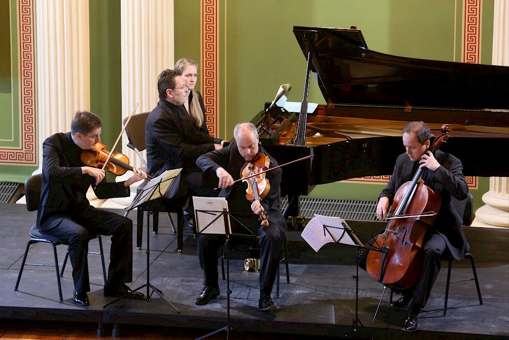In der Aula spielte das "Mozart Piano Quartet" Werke von Felix Mendelssohn Bartholdy, Johannes Brahms sowie von Wolfgang-Andreas Schultze.