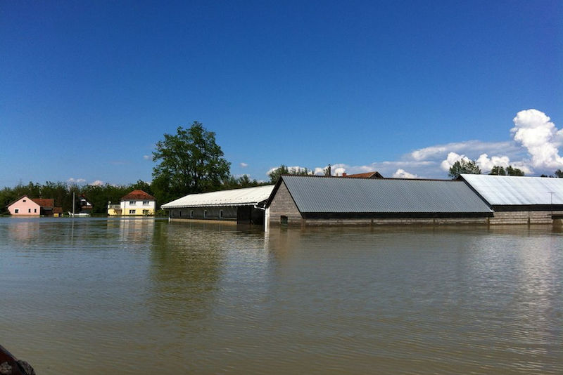 Menschen in Bosnien, Kroatien und Serbien sind von dem Jahrhundert-Hochwasser Mitte Mai betroffen