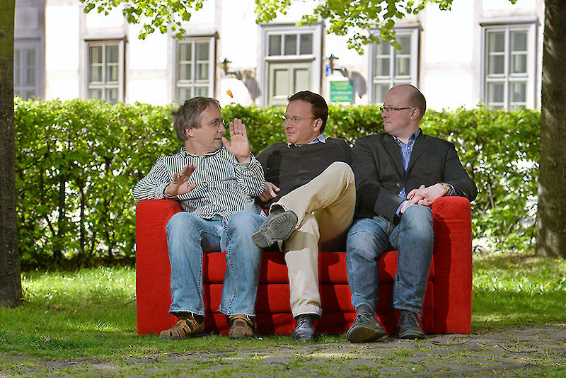 Von links: Professor Stefan Schorch und die beiden Humboldtstipendiaten Dr. Jonathan Bourgel und Dr. Jan Dušek vor dem Institut für Bibelwissenschaften