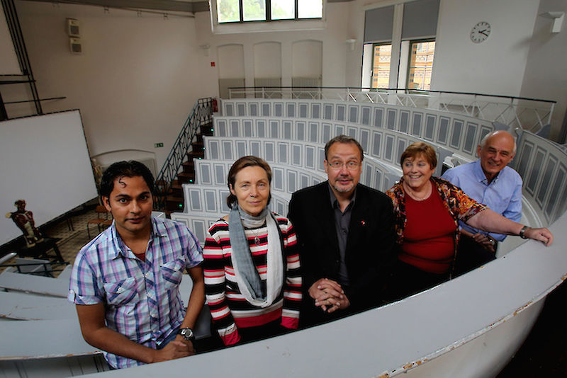 Medizinstudent Thakur Acharya (links) gehört zu jenen, denen der HauS-Verein helfen konnte. Im Bild von rechts nach links: Vorstandsmitglieder Prof. Dr. Bernd Fischer, Christina Begenau, Johann Hinrich Witzel und Dr. Margarete Wein.