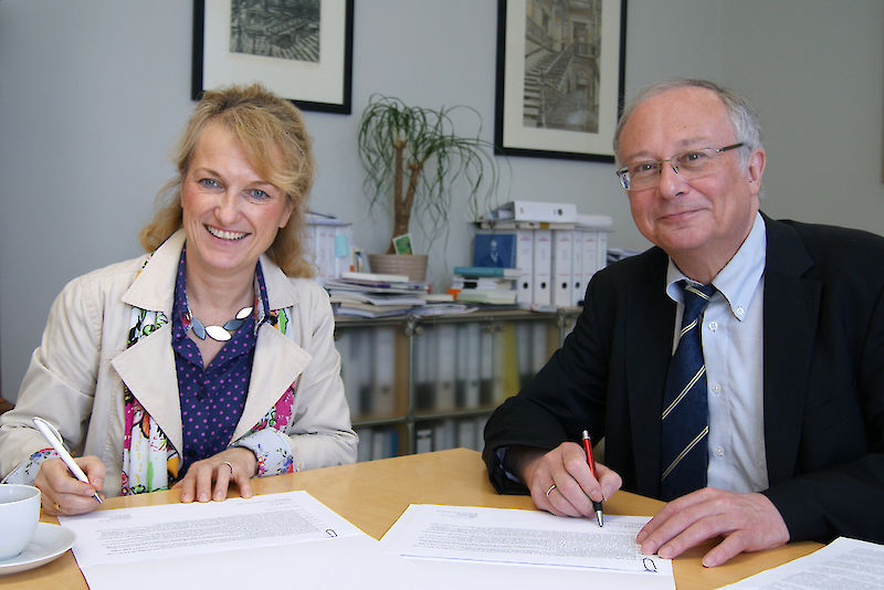 Rektorin Sabine Rimbach und Rektor Udo Sträter unterzeichneten heute den Kooperationsvertrag zwischen Prime-Gymnasium und MLU.