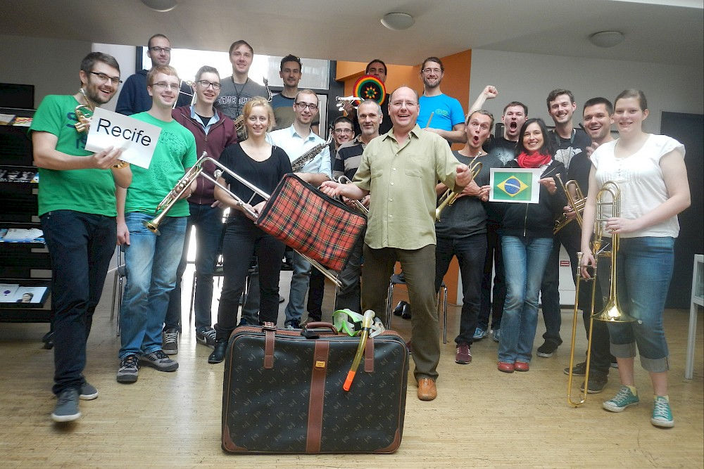 Die Uni-Bigband Halle vor dem Abflug nach Brasilien