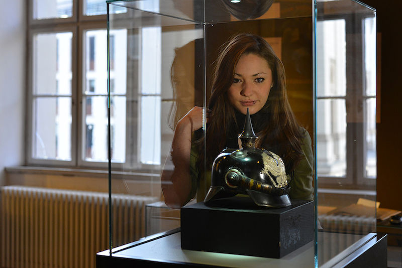 Auch eine Pickelhaube gehört zu den Exponaten der Ausstellung "Trotz des Krieges!", die morgen Abend im universitätsgebäude eröffnet wird.