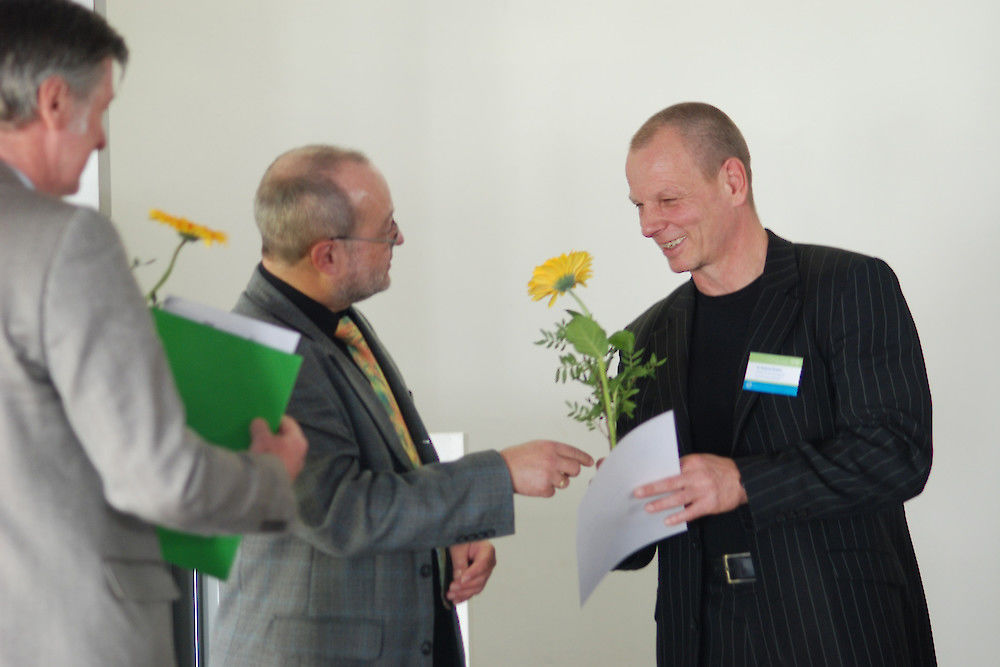 Dr. Andreas Günther (rechts) erhält den @ward - Preis für multimediale Lehre für das beste „Projekt in der Konzeptionsphase“.