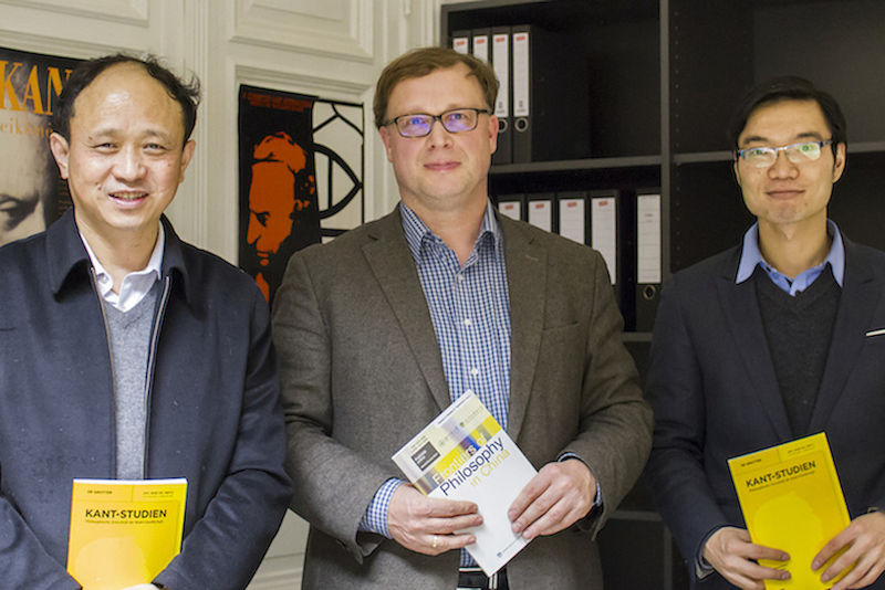 Von links: Chengbin Wang, Heiner F. Klemme und Huihui Zhu mit den Publikationen, die Anlass und Thema des Treffens waren. 