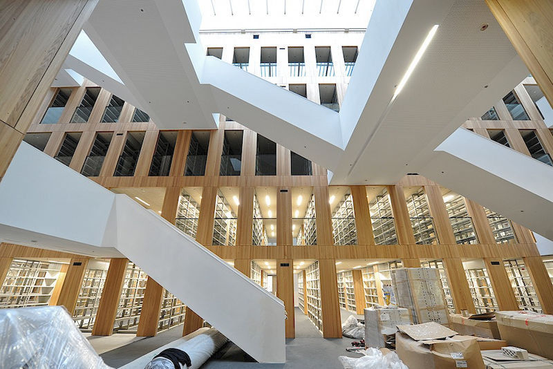 Im größten Lichthof des Gebäudes führt eine Treppe zu den vier Etagen voller Bücherregale.