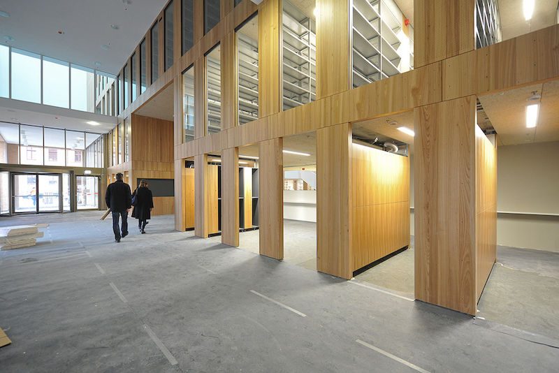 Über zwei Eingänge kann die Bibliothek von Straßen- und von Campusseite betreten werden.