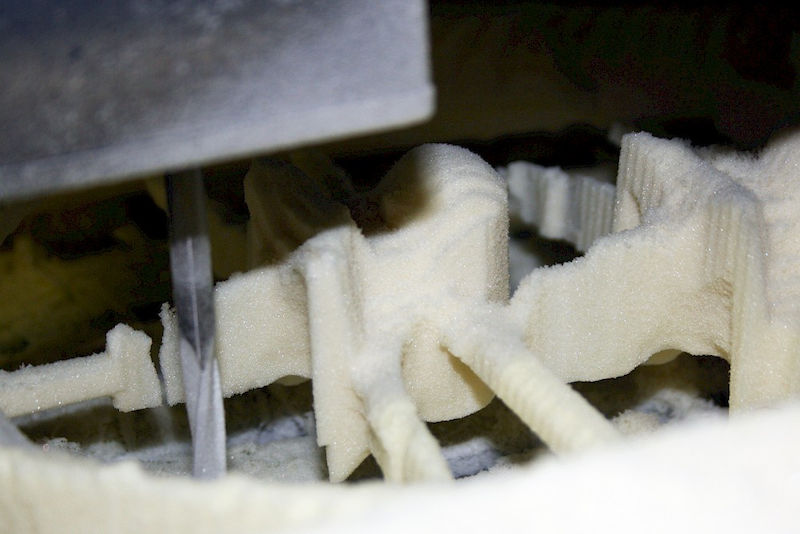 Knochenkopien aus Schaumstoff: Die CNC-Fräse inAktion