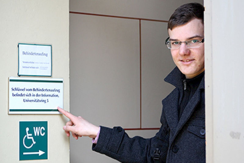 ASQ-Teilnehmer Dennis Ruttloff am barrierefreien Eingang zum Löwengebäude. 