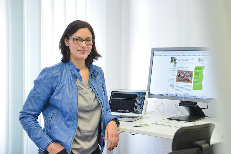 Prof. Dr. Anne-Katrin Neyer am Stehpult in ihrem Büro 