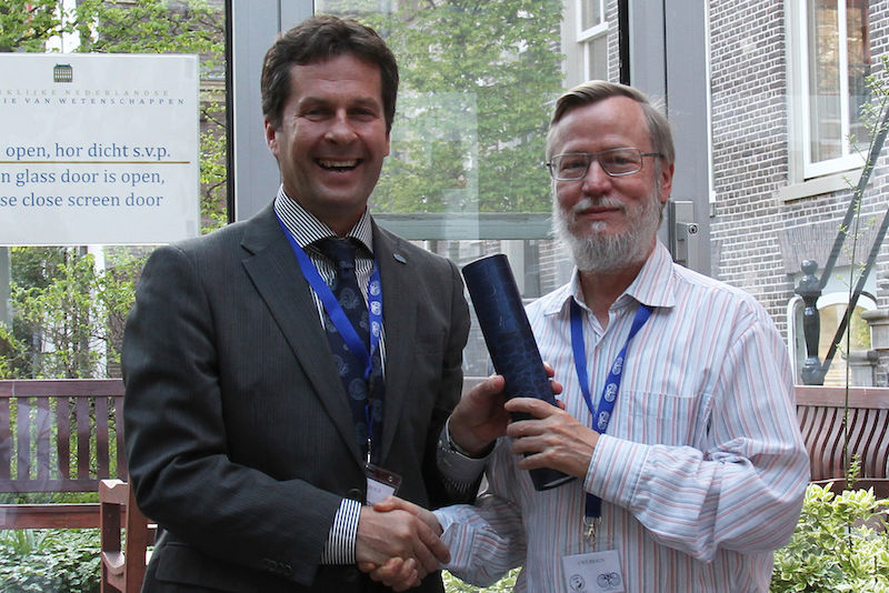 Preisverleihung in Amsterdam: Prof. Dr. Pedro Crous, Direktor des CBS (links) überreicht den Josef Adolf von Arx Award an Prof. Dr. Uwe Braun.