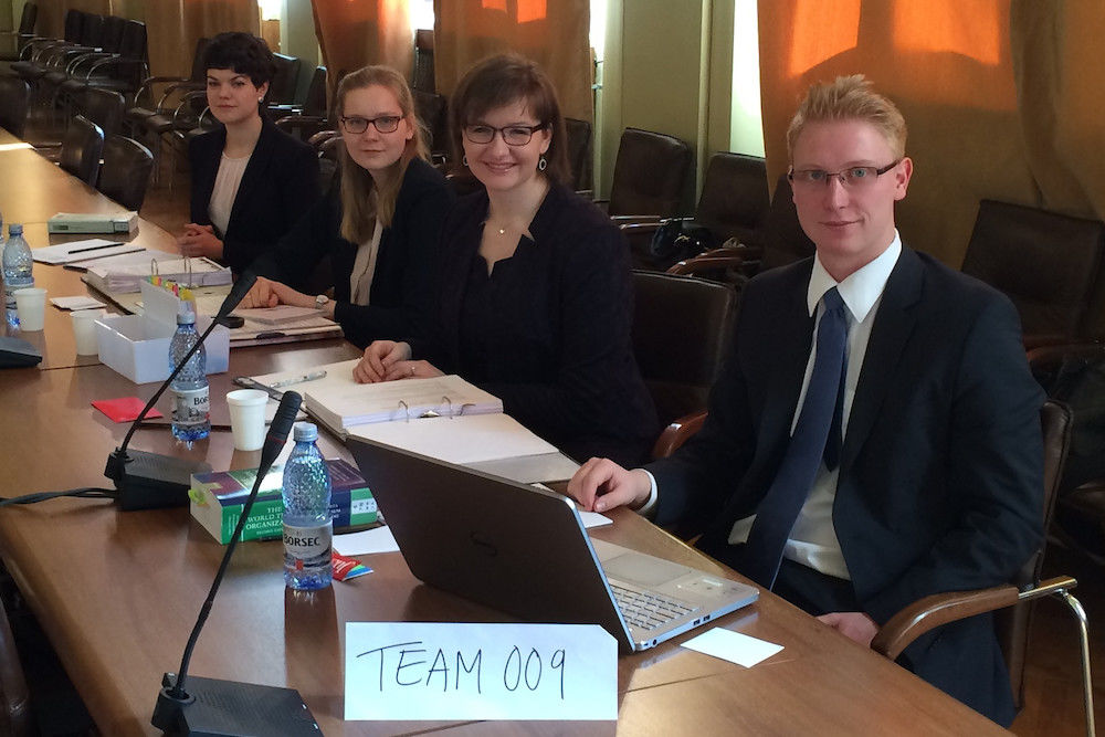 Iris Barthel, Lisa Marie Dammann, Maike Schäfer und Thomas Dahm (von links) bei der Europäischen Regionalrunde in Bukarest. Alle Teams treten inkognito auf. In Bukarest sind die Hallenser als Team Nummer 9 Vizemeister geworden.