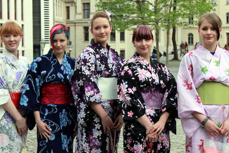 Japanologiestudentinnen aus Halle im traditionellen Yukata.