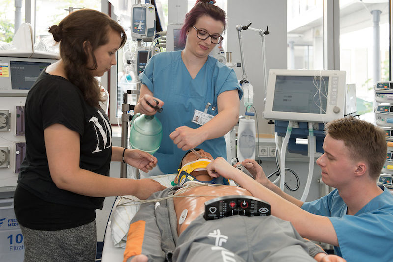 Im Uniklinikum konnten sich die Gäste an der Übungspuppe für Mediziner ausprobieren.