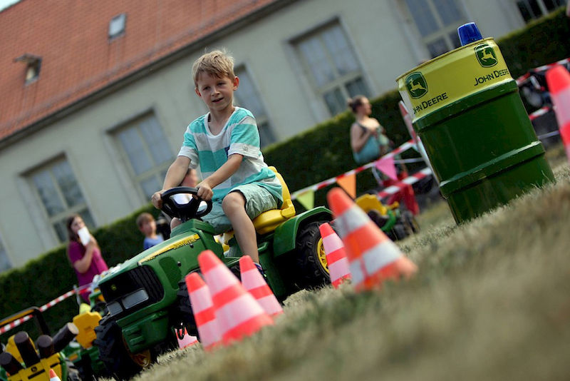 Traktorfahren auf dem Gelände des Leibniz-Instituts für Agrarentwicklung in Transformationsökonomien