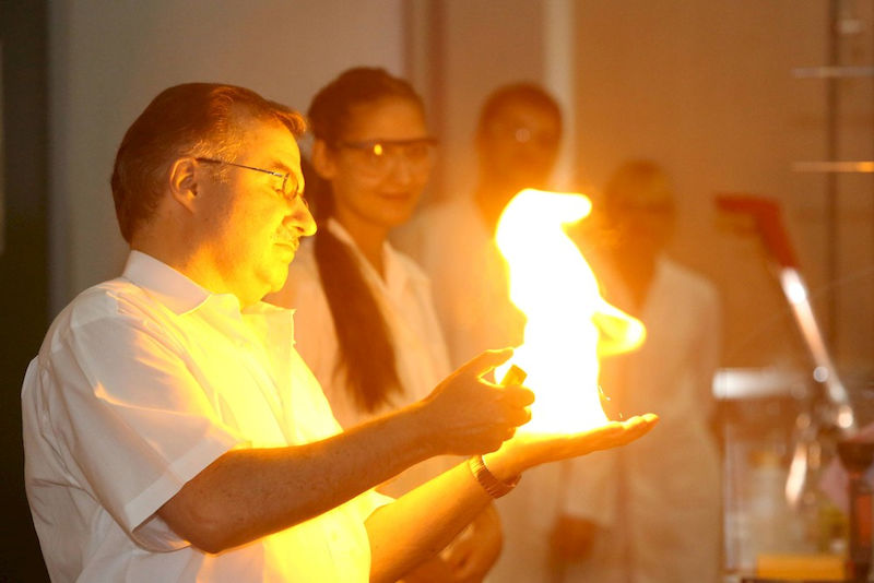 Feuer in der Hand: Bei der Experimentalvorlesung der Chemiker gab es wieder einiges zu sehen.