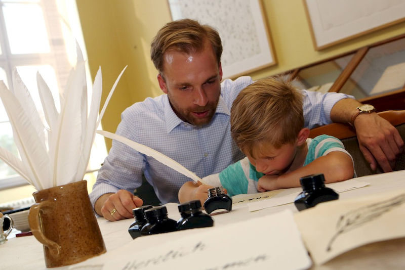 In der Kustodie der Uni Halle konnten die Besucher üben, mit einer echten Feder zu schreiben.