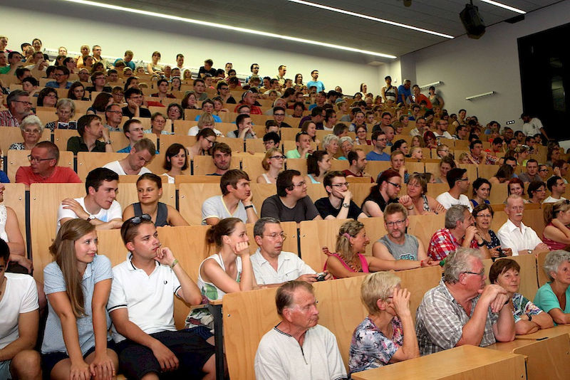 Volle Hörsäle überall in den Gebäuden der Universität